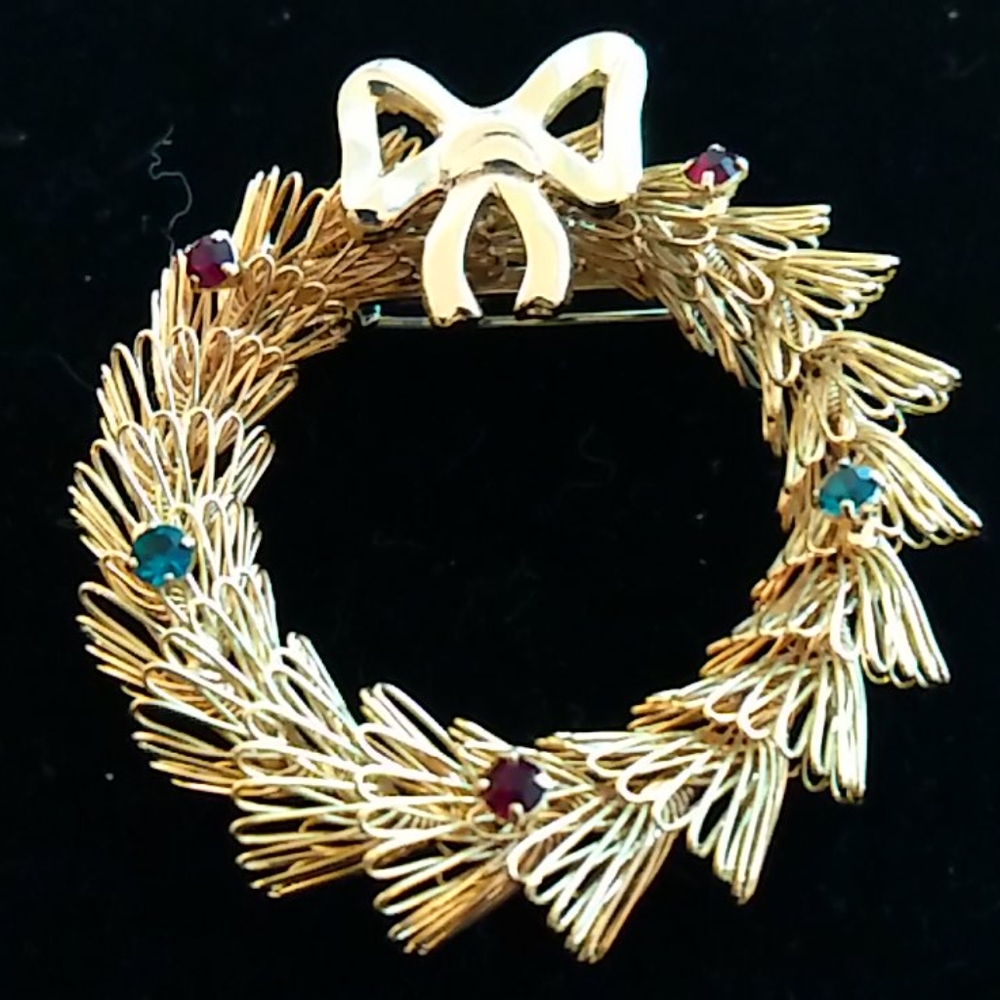 Vintage Wreath with gold bow and color stones